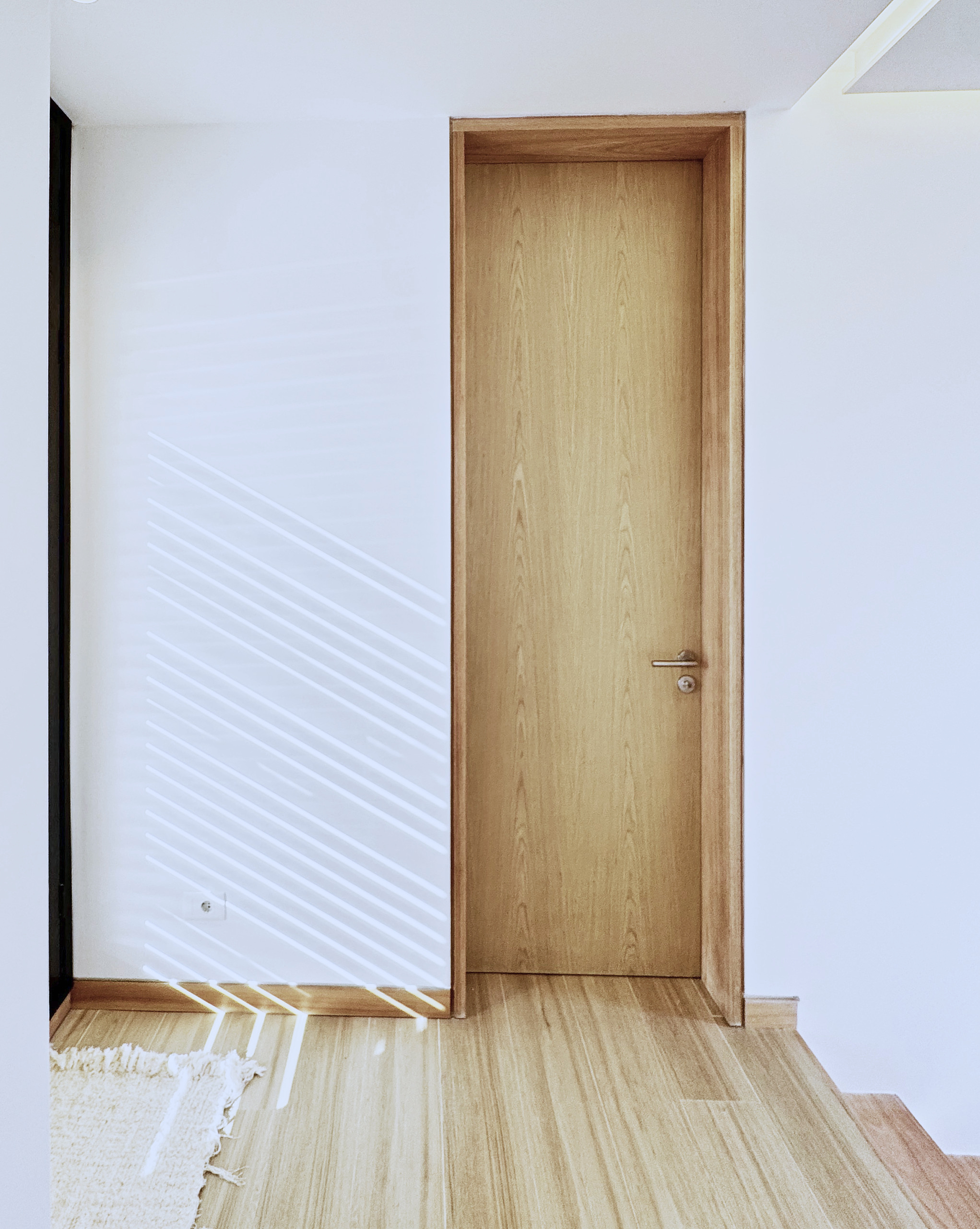 Detalle de puerta interior de madera y luz natural