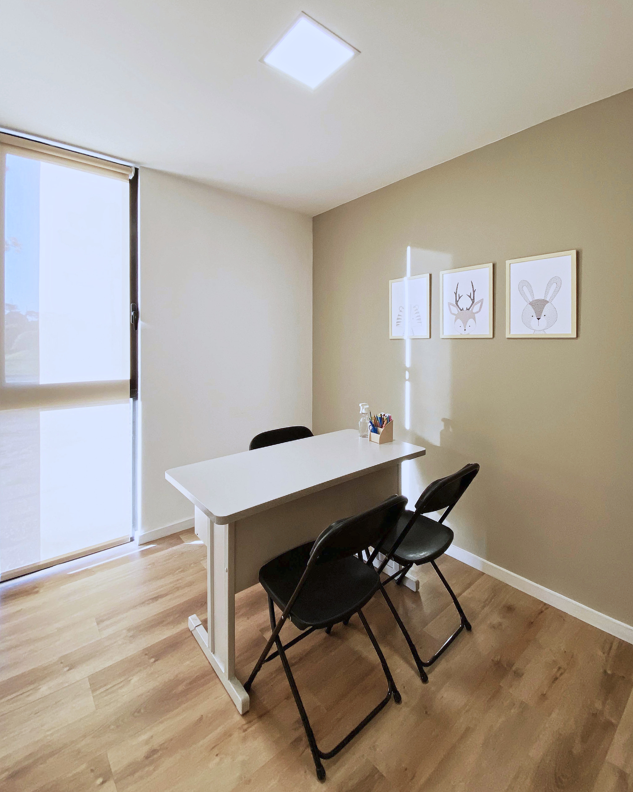 Consultorio de Clínica Lumiere con terminaciones claras y piso de madera