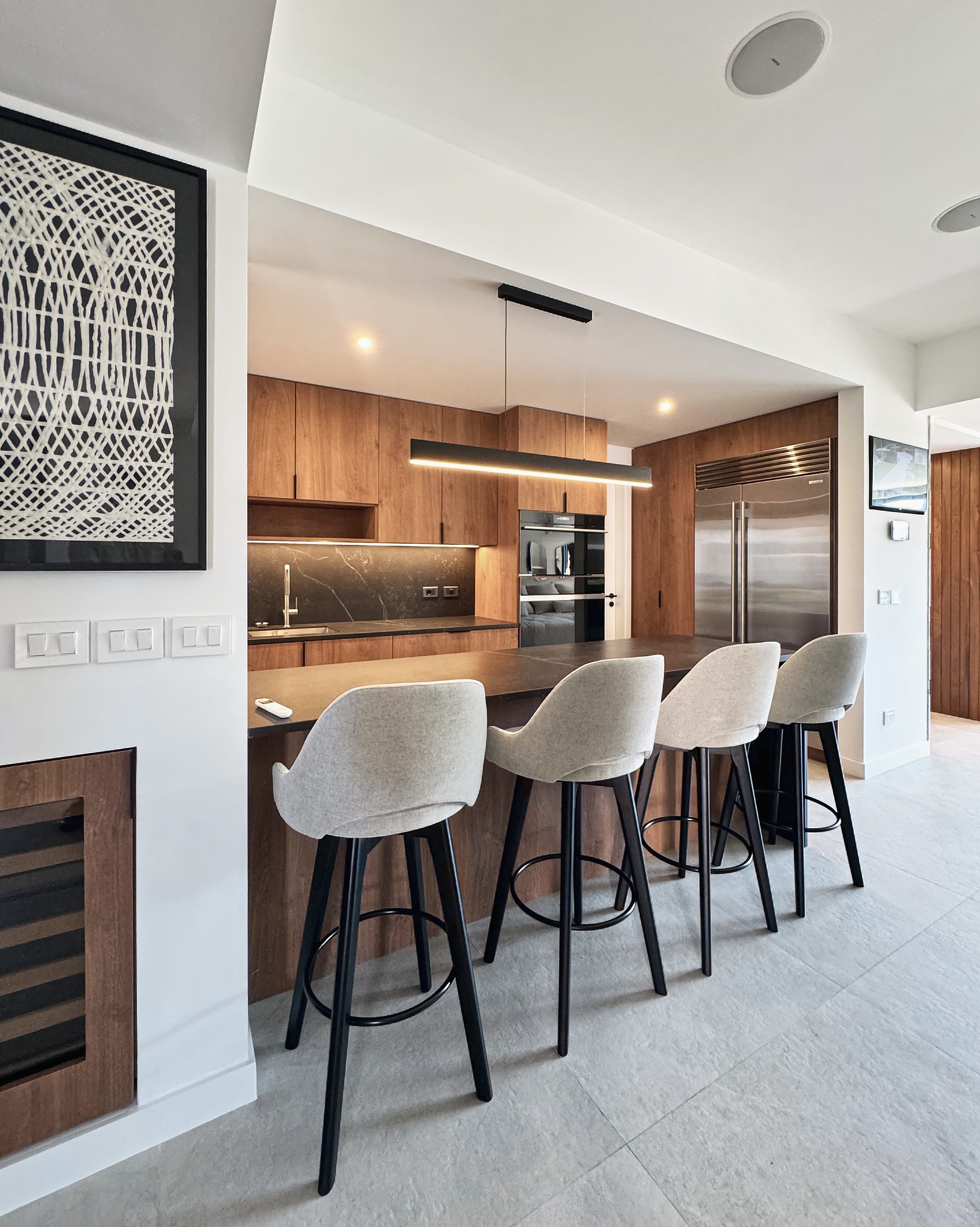 Cocina de Loma Verde con mobiliario de madera e isla