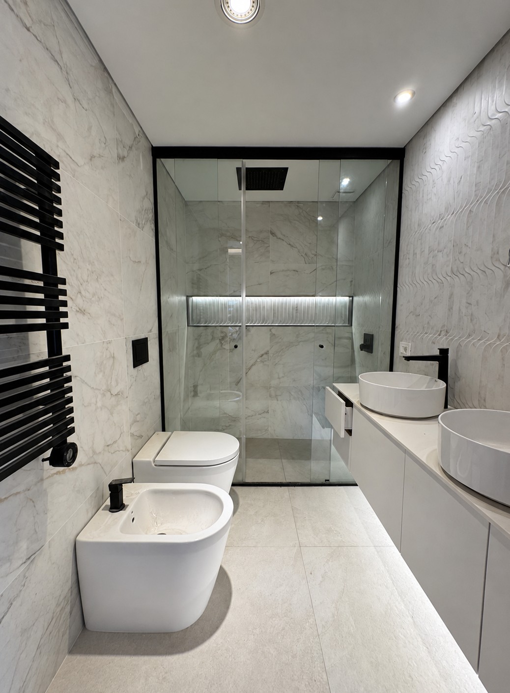 Baño de Loma Verde revestido en mármol