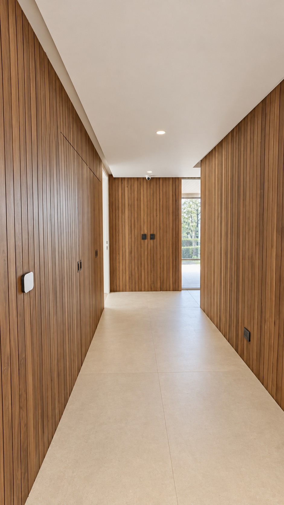 Pasillo interior revestido en madera de Match Point