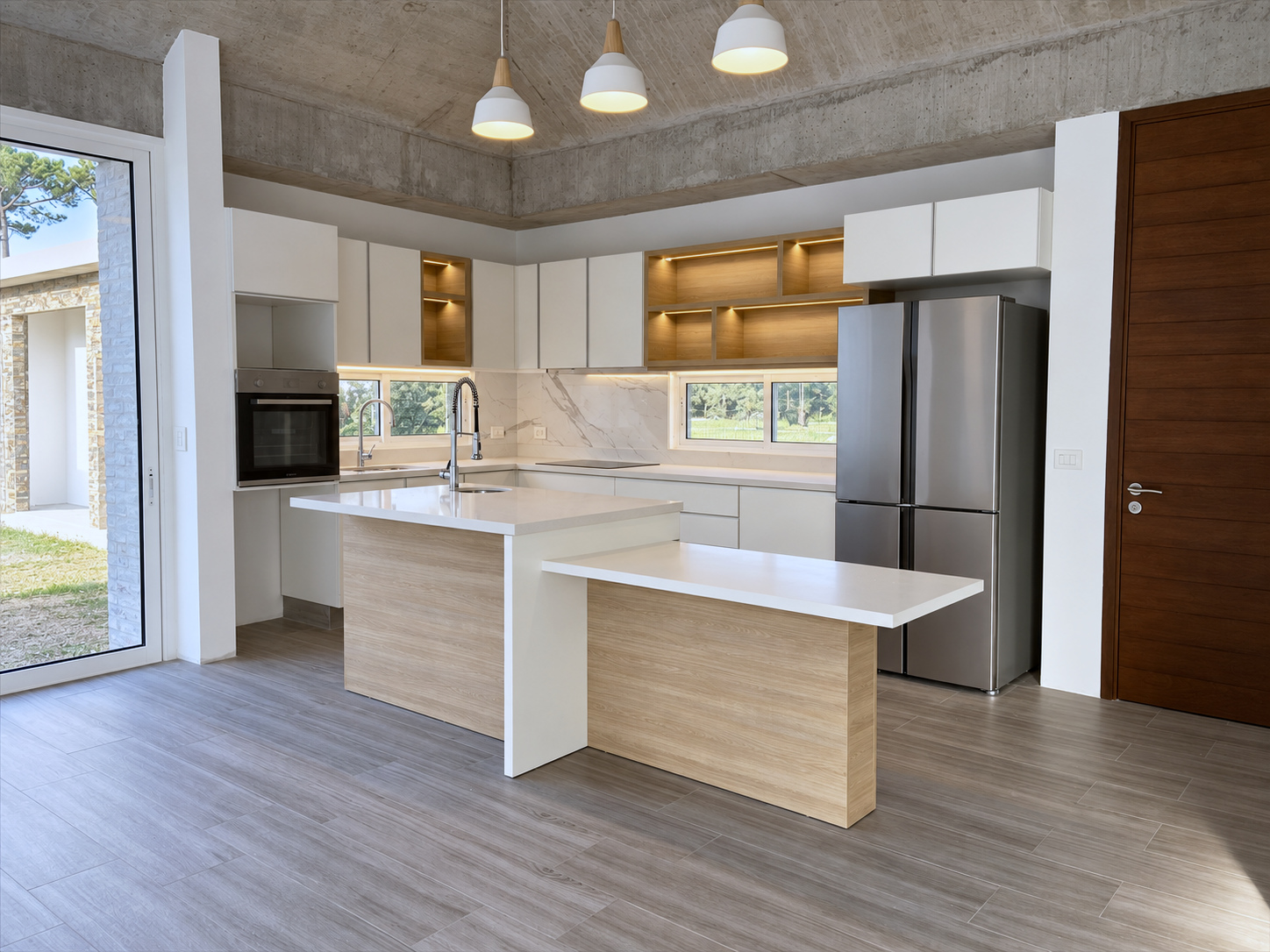 Cocina de Rainbow's End con mobiliario claro e iluminación integrada