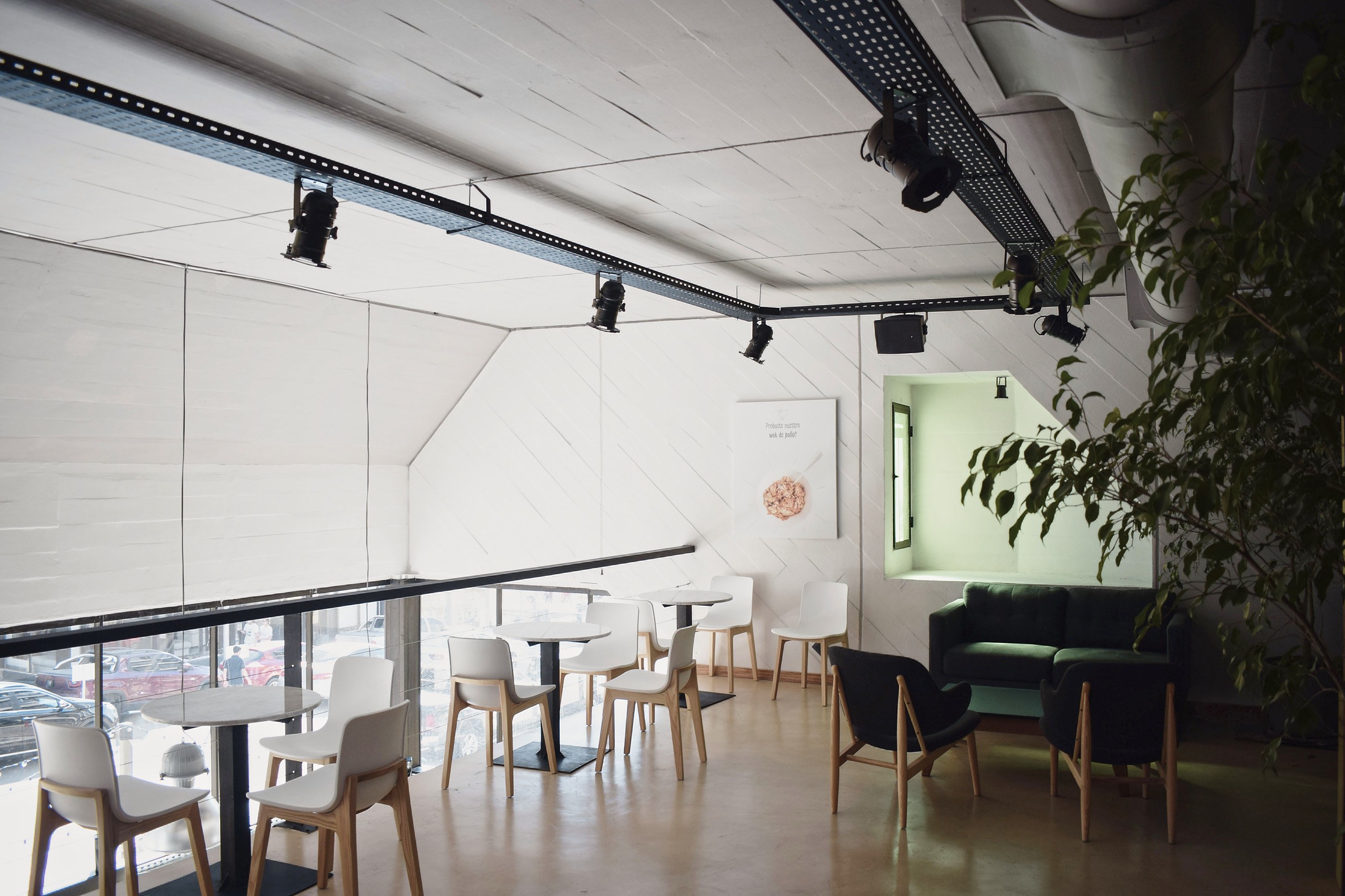 Salón superior de VIE Punta con vegetación y vistas a la calle