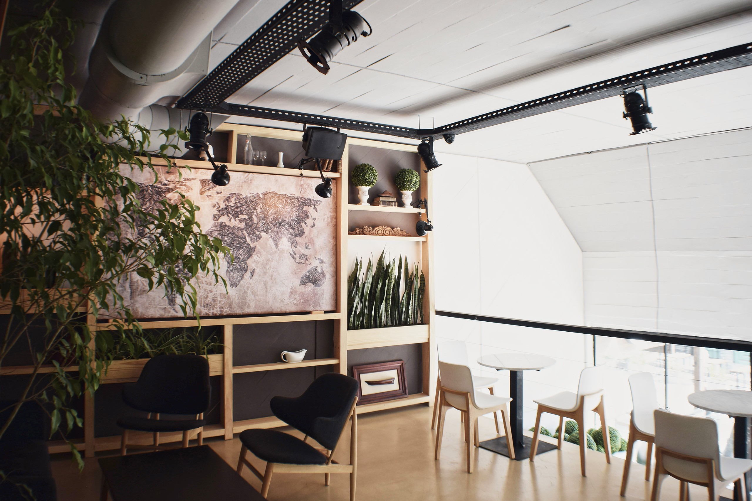 Interior de VIE Punta con mobiliario, vegetación e iluminación sobre rieles
